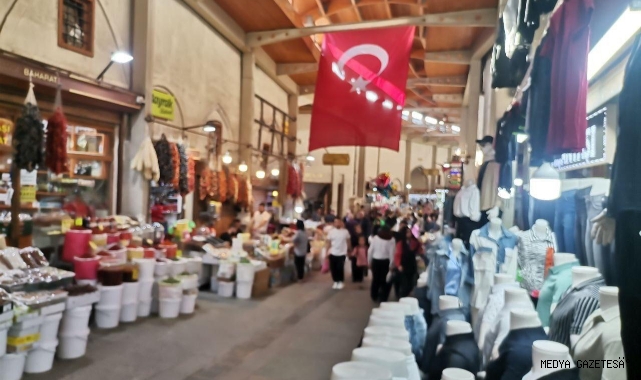 -Kahramanmaraş’ta Bayram Hareketliliği: Tarihi Çarşıda Yoğunluk, Evlerde Tatlı Telaşı