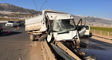 Kahramanmaraş’ta kamyonet bariyere ok gibi saplandı 