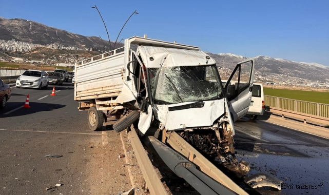 Kahramanmaraş’ta kamyonet bariyere ok gibi saplandı