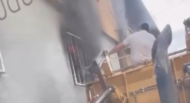 Onikişubat Belediyesi personelinden ev yangınına örnek müdahale