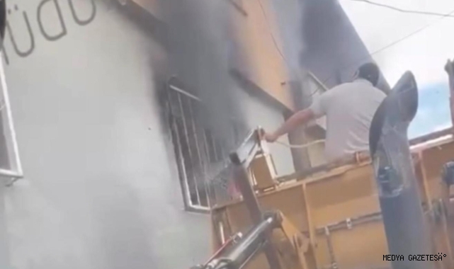 Onikişubat Belediyesi personelinden ev yangınına örnek müdahale