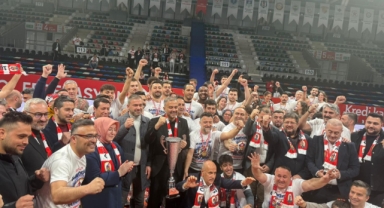 ONİKİŞUBAT BELEDİYESPOR EFELER LİGİ’NDE: ŞAMPİYONLUK KUPASI KAHRAMANMARAŞ’A ÇOK YAKIŞTI