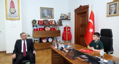 Başkan Hanifi Toptaş, 23 Nisan’da koltuğunu minik Halil Sami’ye devretti