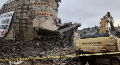 -Kahramanmaraş’ta yıkım sırasında operatör enkaz altında kaldı 