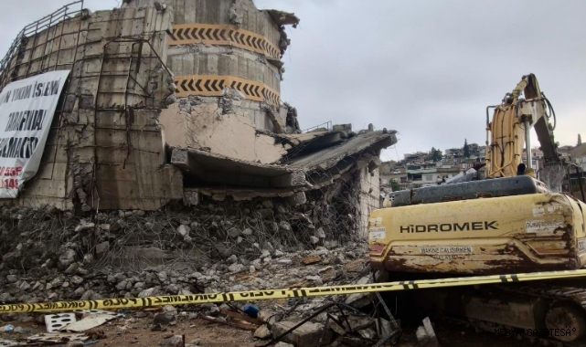 -Kahramanmaraş’ta yıkım sırasında operatör enkaz altında kaldı 