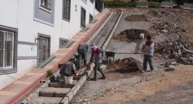 Onikişubat Belediyesi’nden 9 farklı mahallede eş zamanlı kaldırım ve yol çalışması