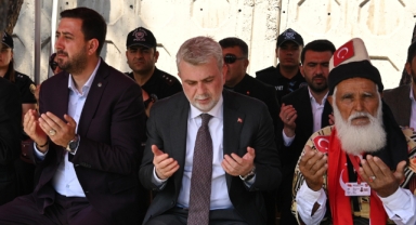 Aziz Şehitler ve Hayatını Kaybeden Öğrenciler Kabri Başında Dualarla Anıldı