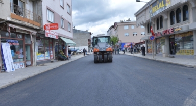 Büyükşehir, Göksun’da Atatürk ve Yunus Emre Caddelerinde Asfalt Serimine Başladı