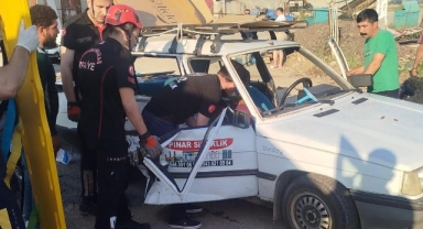 Kahramanmaraş’ta iki otomobil çarpıştı: 3 yaralı