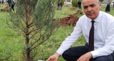 KAHRAMANMARAŞ’TA “VEFA ORMANI” OLUŞTURULDU: DEPREM ŞEHİTLERİ VE AYSER ÇALIK ORTAOKULU ŞEHİTLERİ ANISINA FİDANLAR TOPRAKLA BULUŞTU