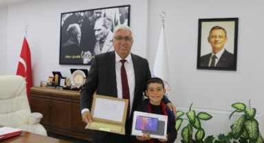 PAZARCIK BELEDİYESİ’NDEN ÖRNEK DAVRANIŞ: KARTONDAN BİLGİSAYAR YAPAN ÇOCUĞA TABLET HEDİYE EDİLDİ