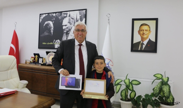 PAZARCIK BELEDİYESİ’NDEN ÖRNEK DAVRANIŞ: KARTONDAN BİLGİSAYAR YAPAN ÇOCUĞA TABLET HEDİYE EDİLDİ