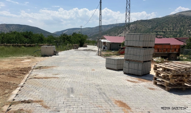 Büyükşehir’den Çağlayancerit Kırsalına 3 Bin Metrekarelik Kilit Parke