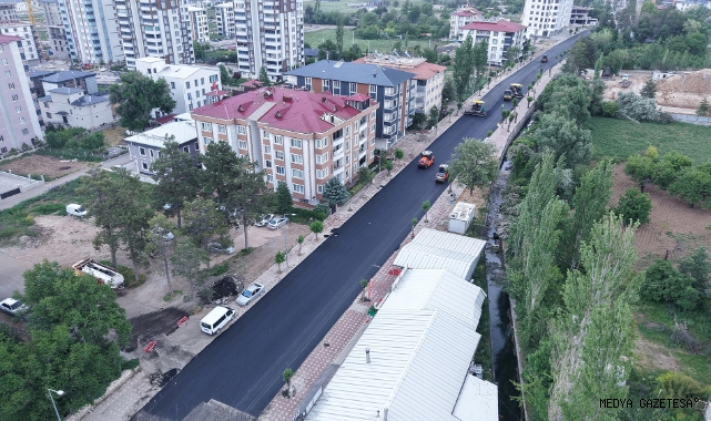 Büyükşehir’den Elbistan Pınarbaşı Caddesi’nde Kesintisiz Asfalt Mesaisi