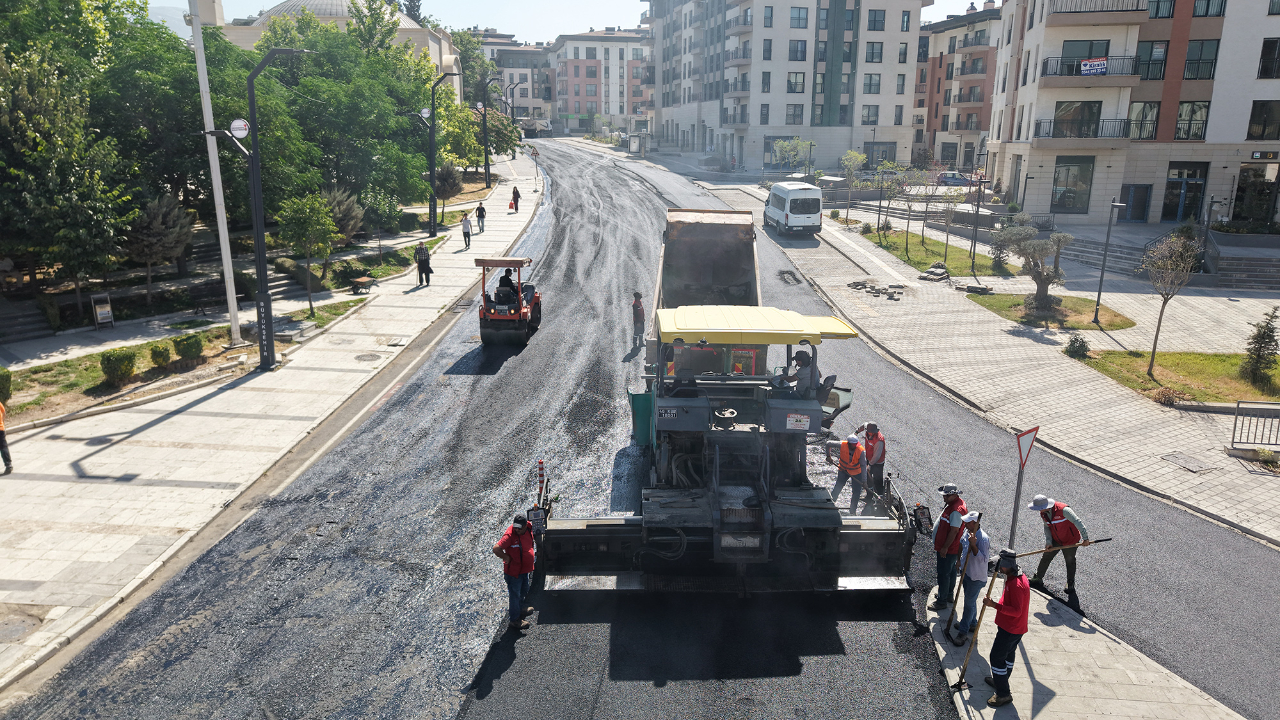 Büyükşehir, Zübeyde Hanım’da İkinci Etaba Başladı; Son Kat Asfalt Seriliyor