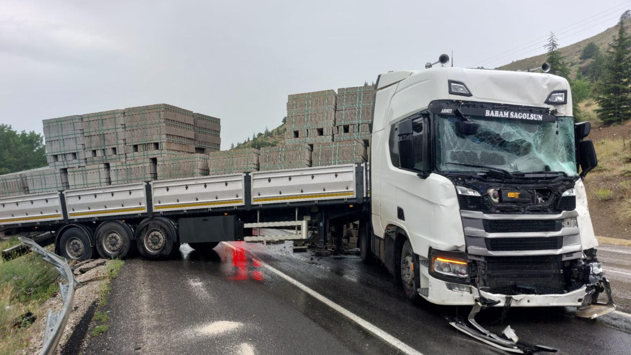 Kahramanmaraş-Göksun Yolunda İki Tır Çarpıştı: 1 Yaralı