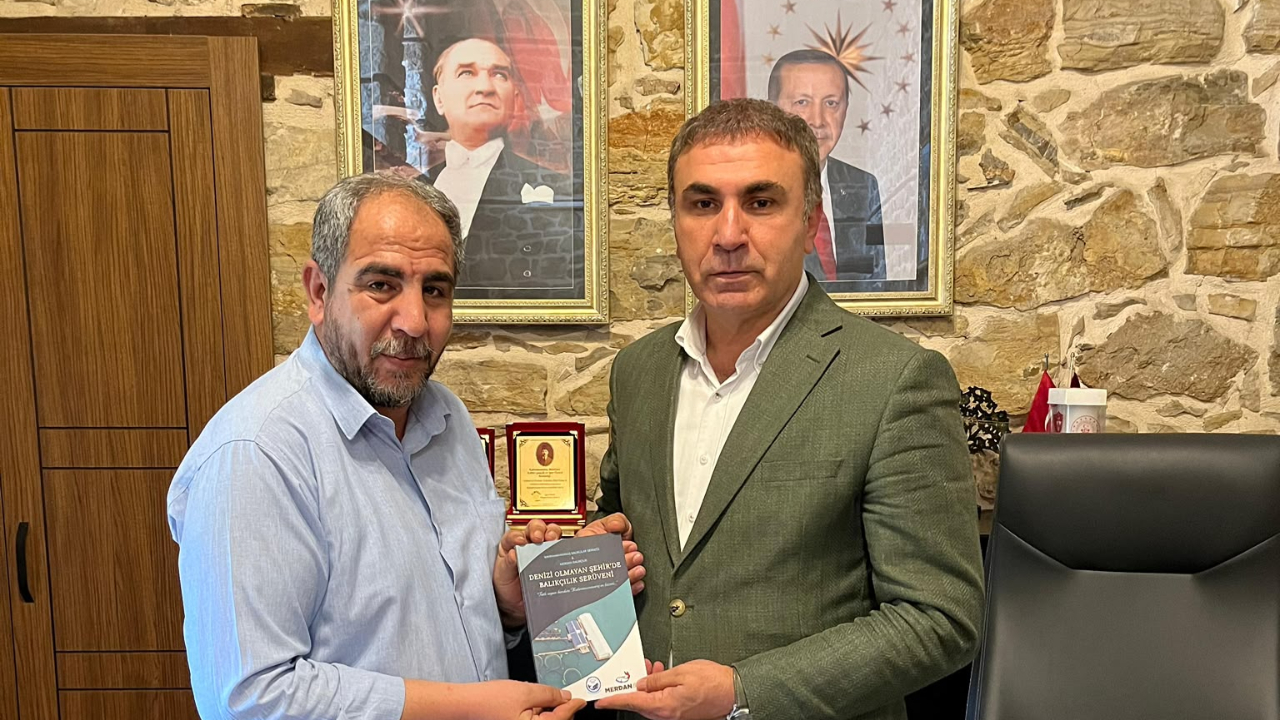 Kahramanmaraş'ta Balıkçılık Serüvenini Anlatan Kitap Büyükşehir Belediyesi’ne Takdim Edildi