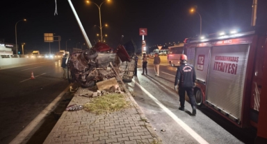 Kahramanmaraş’ta Feci Kaza: Otomobil Direğe Çarptı, 1’i Ağır 2 Yaralı