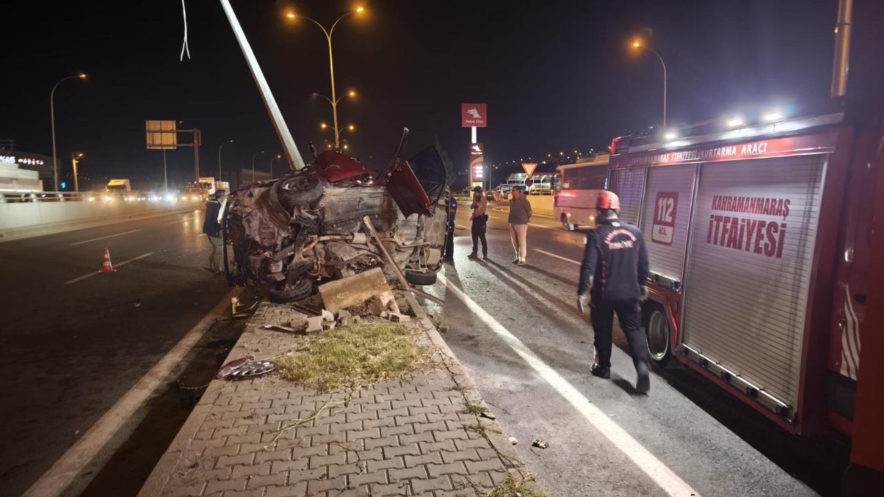 Kahramanmaraş’ta Feci Kaza: Otomobil Direğe Çarptı, 1’i Ağır 2 Yaralı