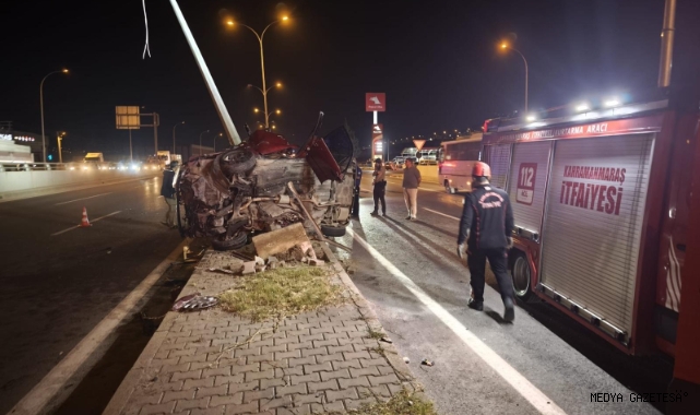 Kahramanmaraş’ta Feci Kaza: Otomobil Direğe Çarptı, 1’i Ağır 2 Yaralı