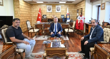 KSÜ Rektörü Okumuş’a “Denizi Olmayan Şehirde Balıkçılık Serüveni” Kitabı Takdim Edildi