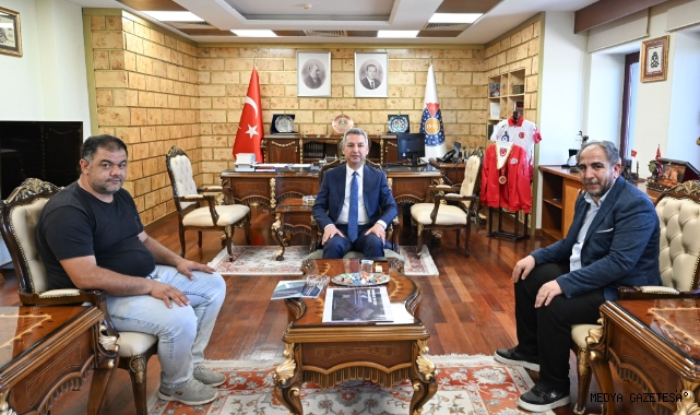 KSÜ Rektörü Okumuş’a “Denizi Olmayan Şehirde Balıkçılık Serüveni” Kitabı Takdim Edildi