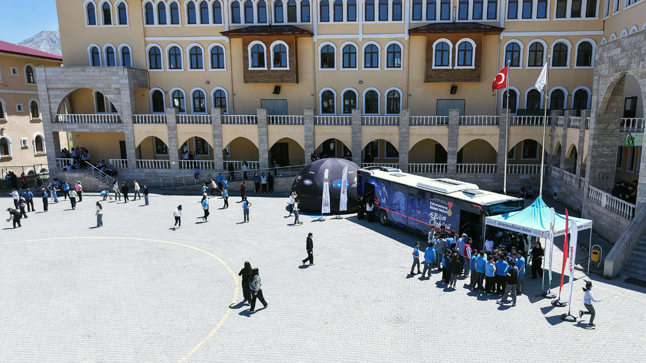 Pusula Maraş’ın Bilim Otobüsü Elbistan’da Gençleri Keşif Yolculuğuna Çıkardı