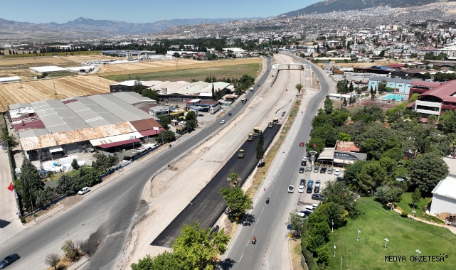 Sanayi Kavşağı’nda Sıcak Asfalt Serimi Gerçekleştiriliyor
