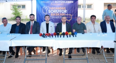 Başkan Toptaş önce aşure dağıttı, sonra vatandaşların sorularını yanıtladı
