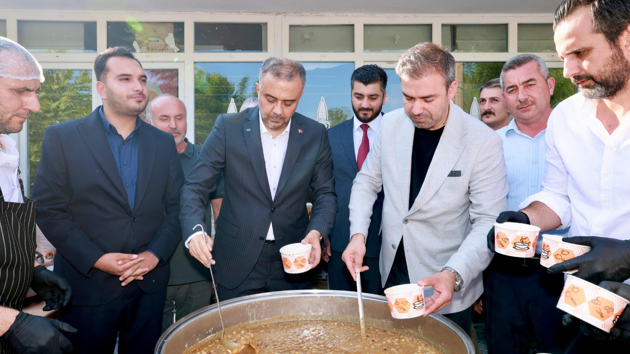 Başkan Toptaş önce aşure dağıttı, sonra vatandaşların sorularını yanıtladı
