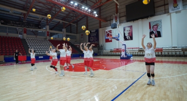 Büyükşehir’den Kadın Voleyboluna Güçlü Altyapı Desteği