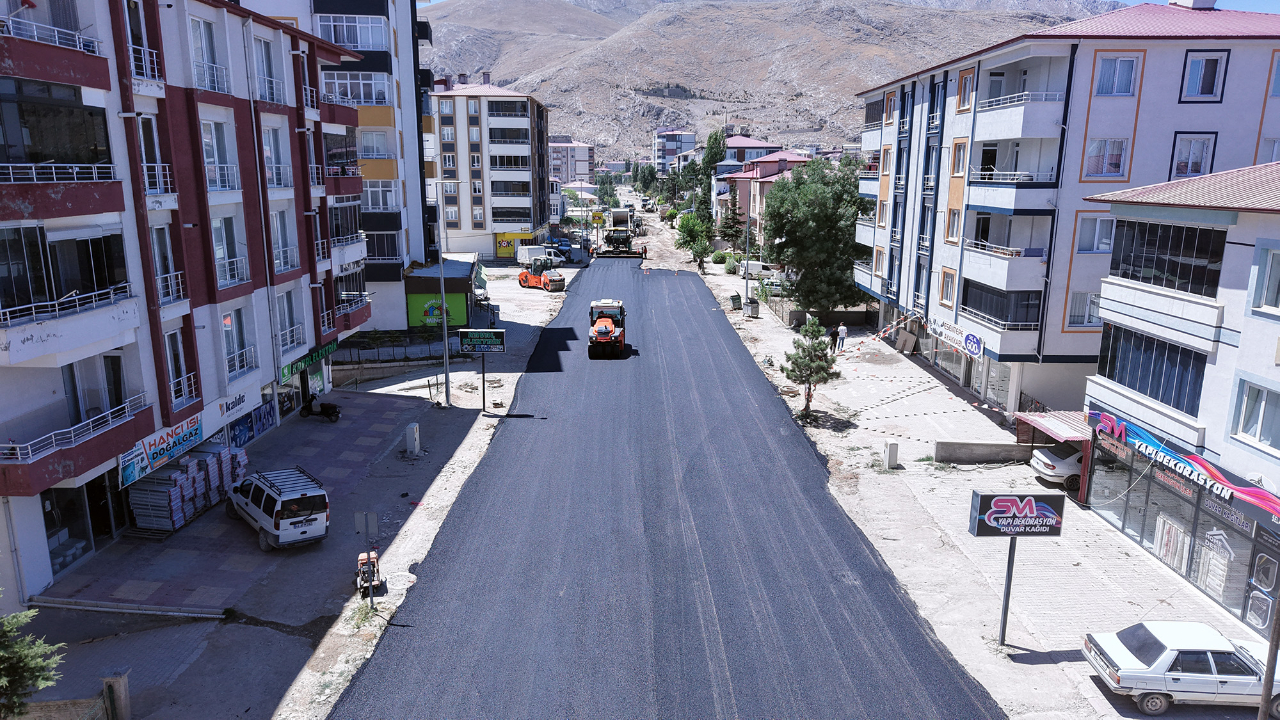 Büyükşehir’den Yeni Haftada 4 İlçe 37 Farklı Noktada Sıcak Asfalt Mesaisi