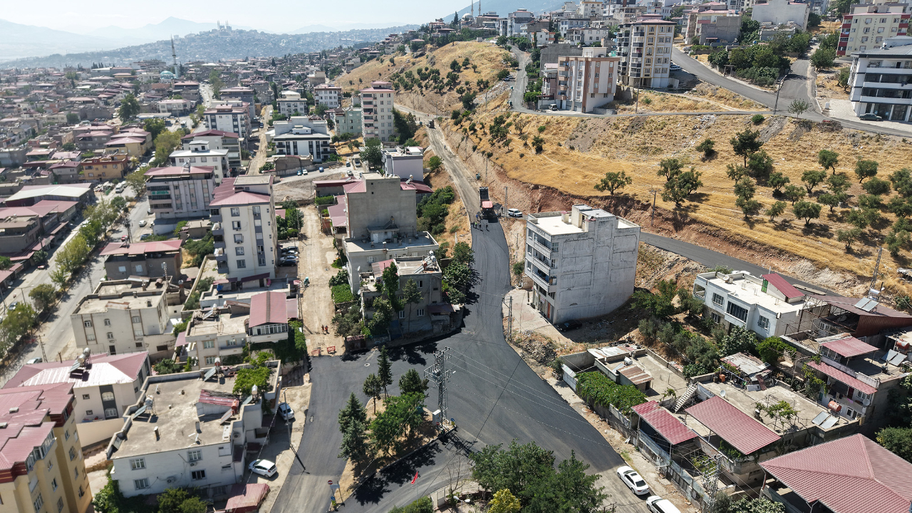 Büyükşehir, Dulkadiroğlu Aslanbey’de Asfalt Mesaisini Durmaksızın Sürdürüyor