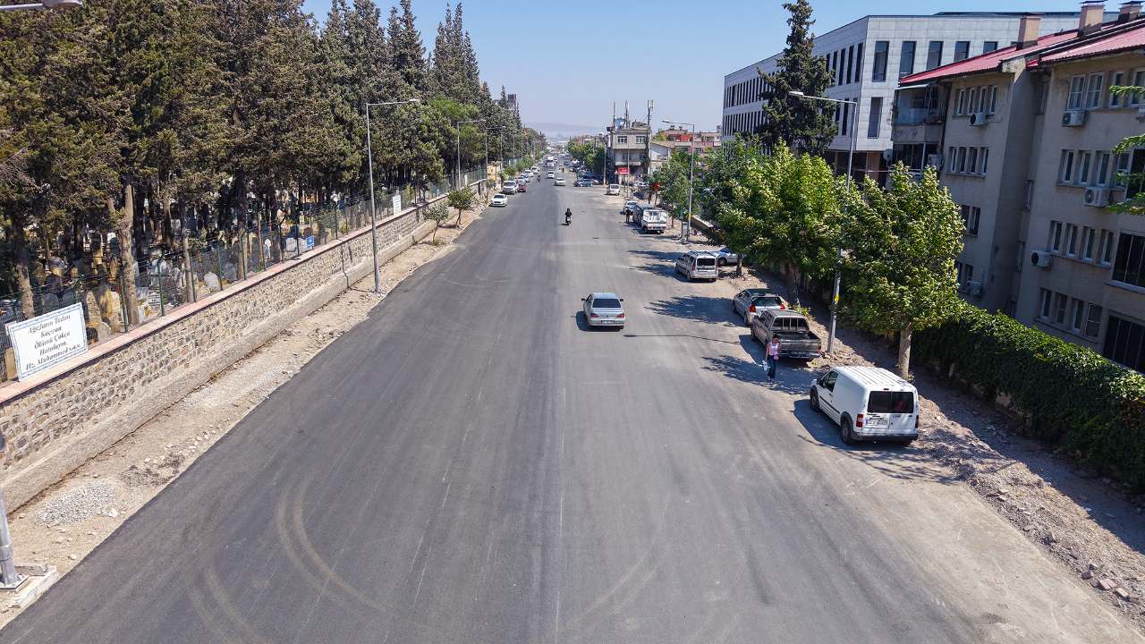 Büyükşehir, Şeyh Adil ve Girne Caddelerini Sıcak Asfaltla Yeniledi