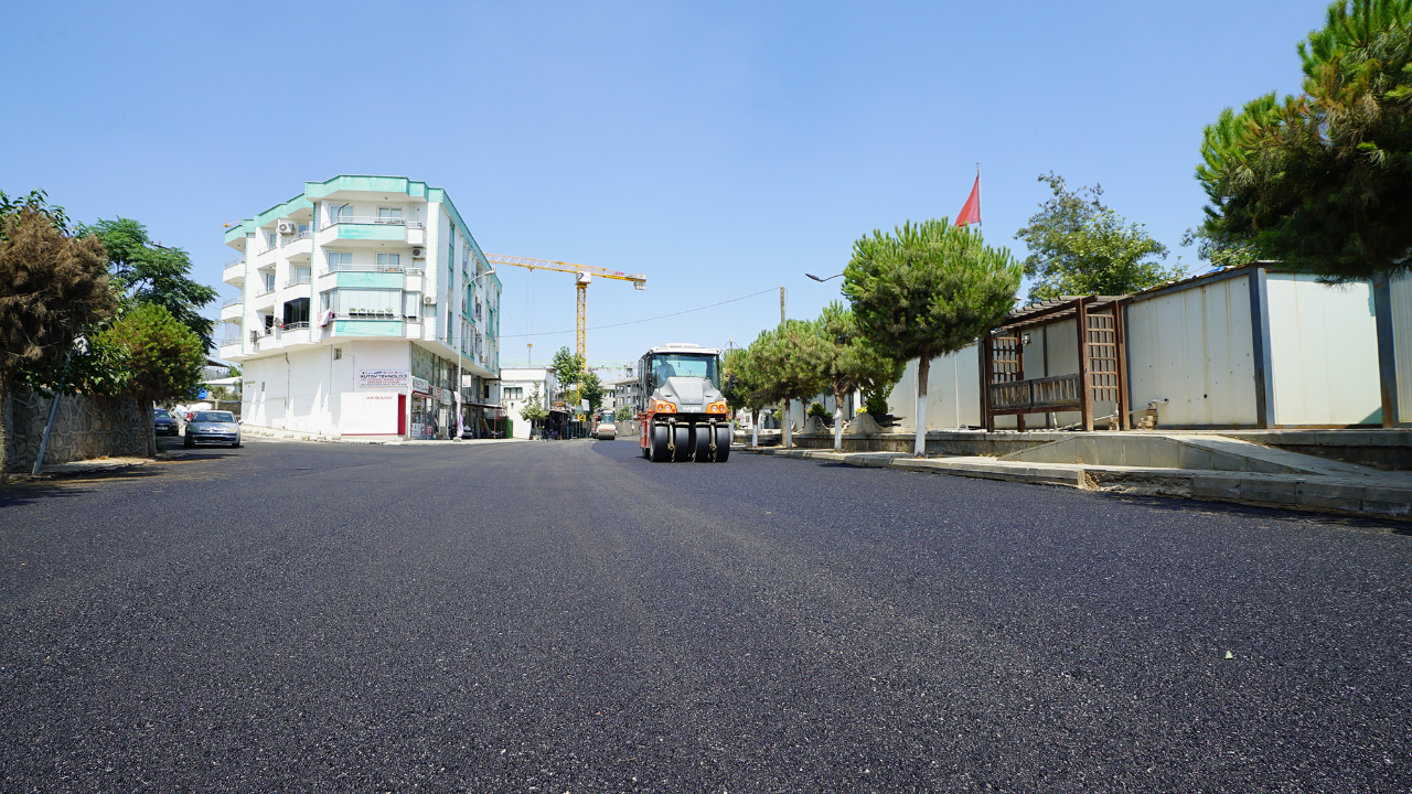 Büyükşehir, Türkoğlu Derebaşı Sokak’ta Sıcak Asfalt Serimine Başladı