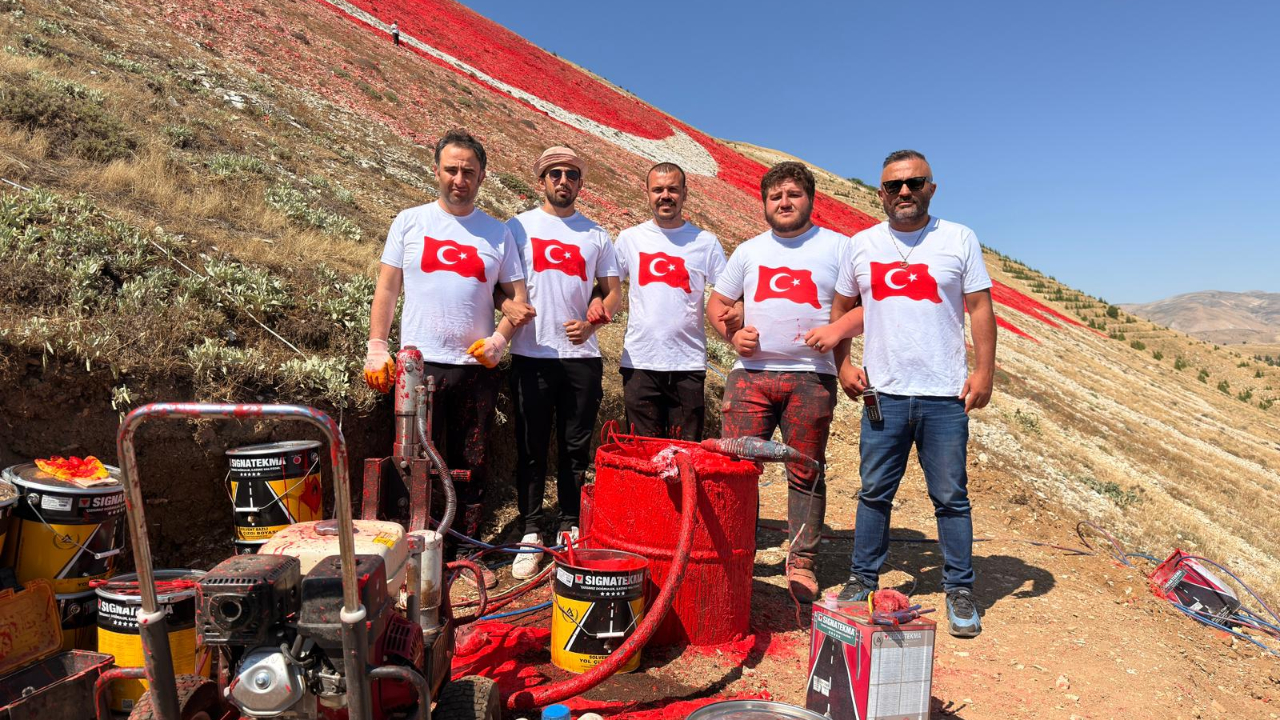 Dünyanın en büyük Türk Bayrağı, yeniden ilk günkü görkemine kavuştu