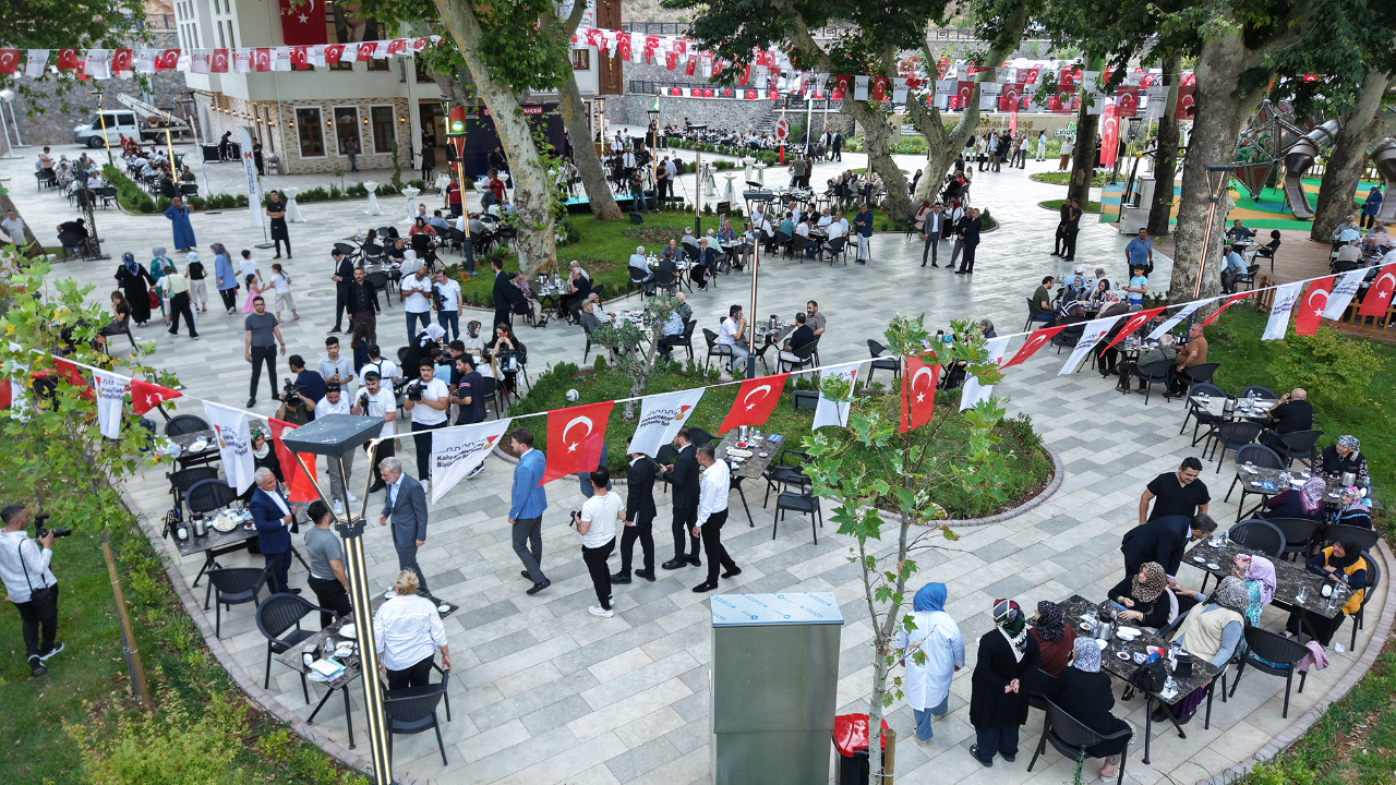 KAHRAMANMARAŞ'TA ÇINARALTI YENİDEN HAYAT BULDU! ŞEHRİN YENİ SOSYAL YAŞAM MERKEZİ HİZMETE AÇILDI