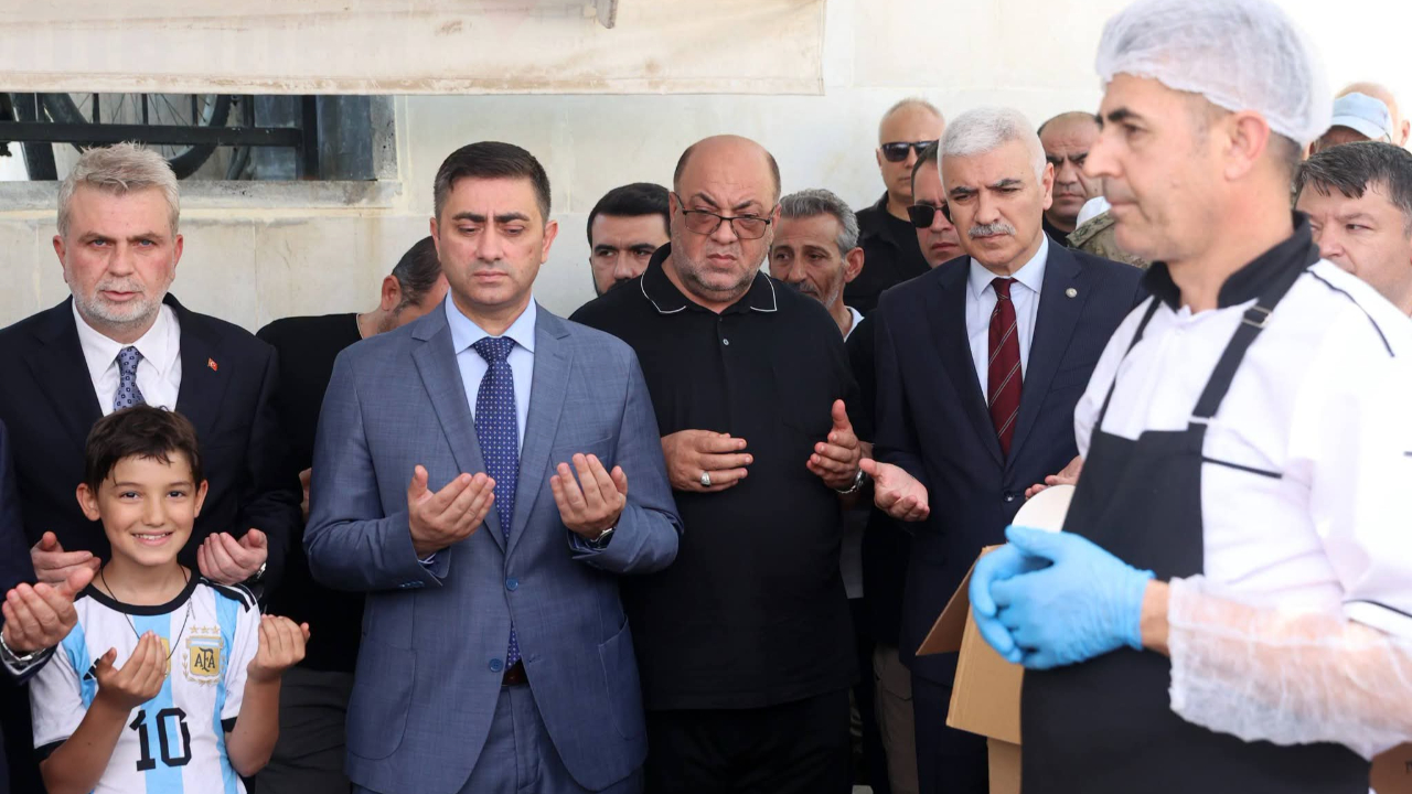 KAHRAMANMARAŞ'TA DUYGULANDIRAN AŞURE PROGRAMI: HAYATINI KAYBEDEN ÖĞRETMEN VE ÖĞRENCİLER İÇİN DUALAR EDİLDİ