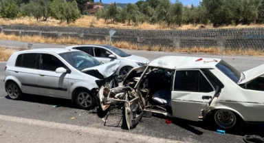 Kahramanmaraş’ta iki otomobil kafa kafaya çarpıştı: 2 yaralı