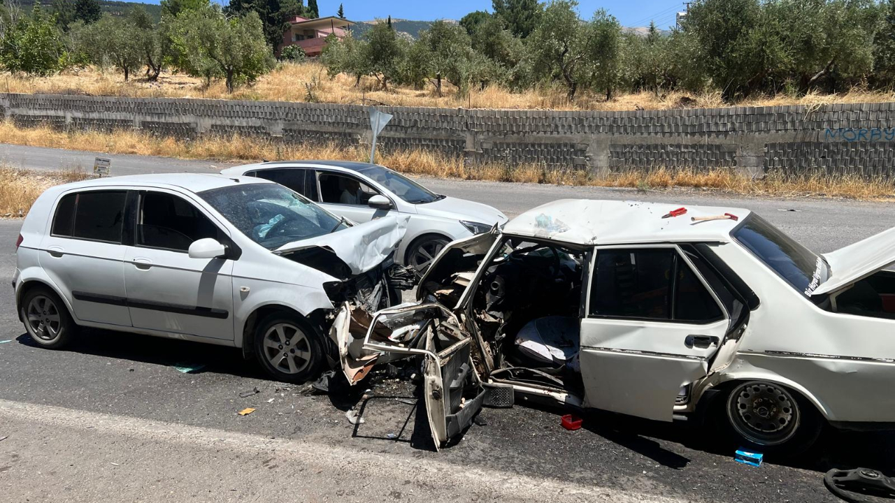 Kahramanmaraş’ta iki otomobil kafa kafaya çarpıştı: 2 yaralı