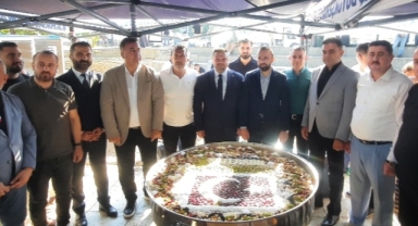 KAHRAMANMARAŞ'TA MUHARREM AYI BEREKETİ: TERZİLER VE KONFEKSİYONCULAR ODASI'NDAN DEMOKRASİ MEYDANI'NDA GELENEKSEL AŞURE İKRAMI