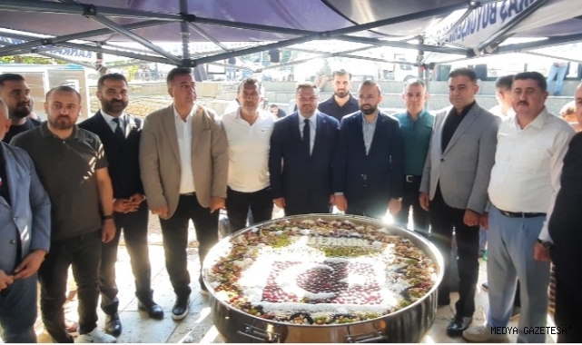 KAHRAMANMARAŞ'TA MUHARREM AYI BEREKETİ: TERZİLER VE KONFEKSİYONCULAR ODASI'NDAN DEMOKRASİ MEYDANI'NDA GELENEKSEL AŞURE İKRAMI