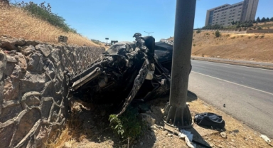 Kahramanmaraş’ta otomobil KGYS direğine çarptı: 2 ağır yaralı