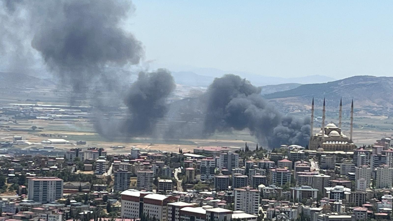 Kahramanmaraş’ta plastik deposu ve tekstil fabrikasında yangın