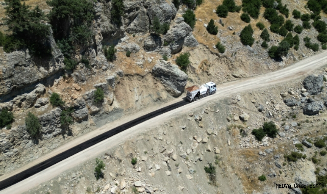 KARAGÖL-ÇOBANLI BAĞLANTI YOLUNDA SATHİ KAPLAMA ÇALIŞMALARI BAŞLADI