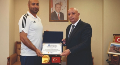 KİÜ’ye Milli Gurur: Öğr. Gör. Harun Jira’nın Görev Aldığı U16 Çim Hokeyi Milli Takımı Avrupa Şampiyonu Oldu!