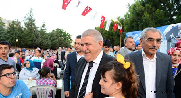 5 Nisan, 12 Şubat, Binevler ve İstiklal Mahallesi sakinleri hep birlikte iftar yaptı.