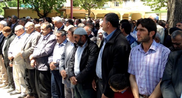 Abdurrahman Akbaba Amcasını Toprağa Verdi