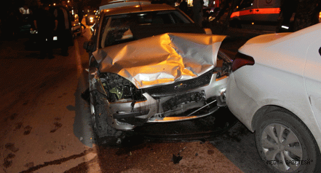 Adana'da 6 aracın karıştığı zincirleme trafik kazasında 6 kişi yaralandı