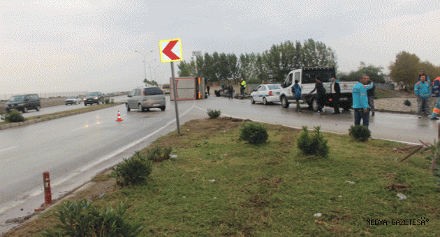 Adana'da devrilen tırın sürücüsü yaralandı